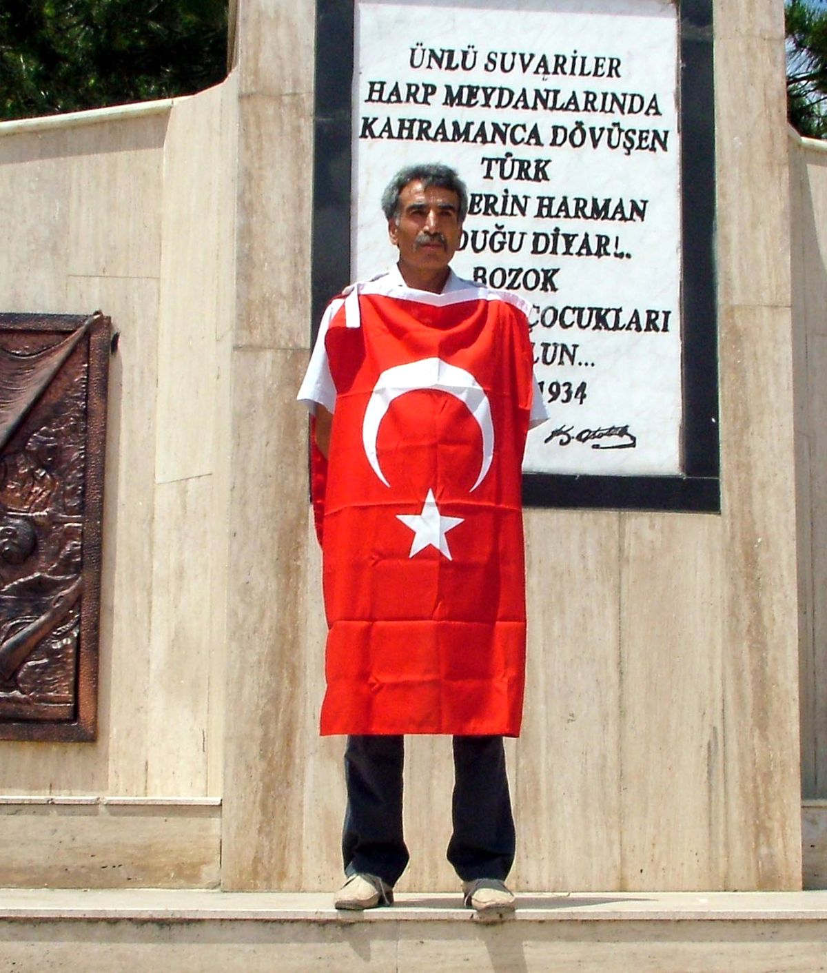 Şehitler İçin Tek Başına Eylem Yaptı