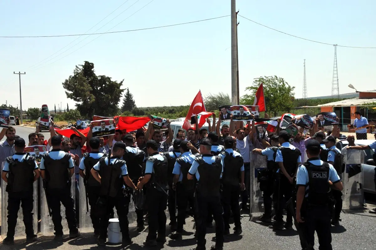 Suriye Protestosunda Öncüpınar\'da Gerginlik