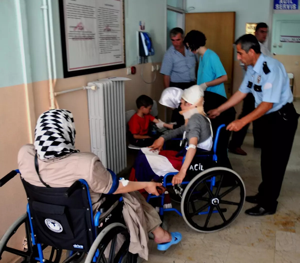 Minibüs ile Otomobil Çarpıştı: 10 Yaralı