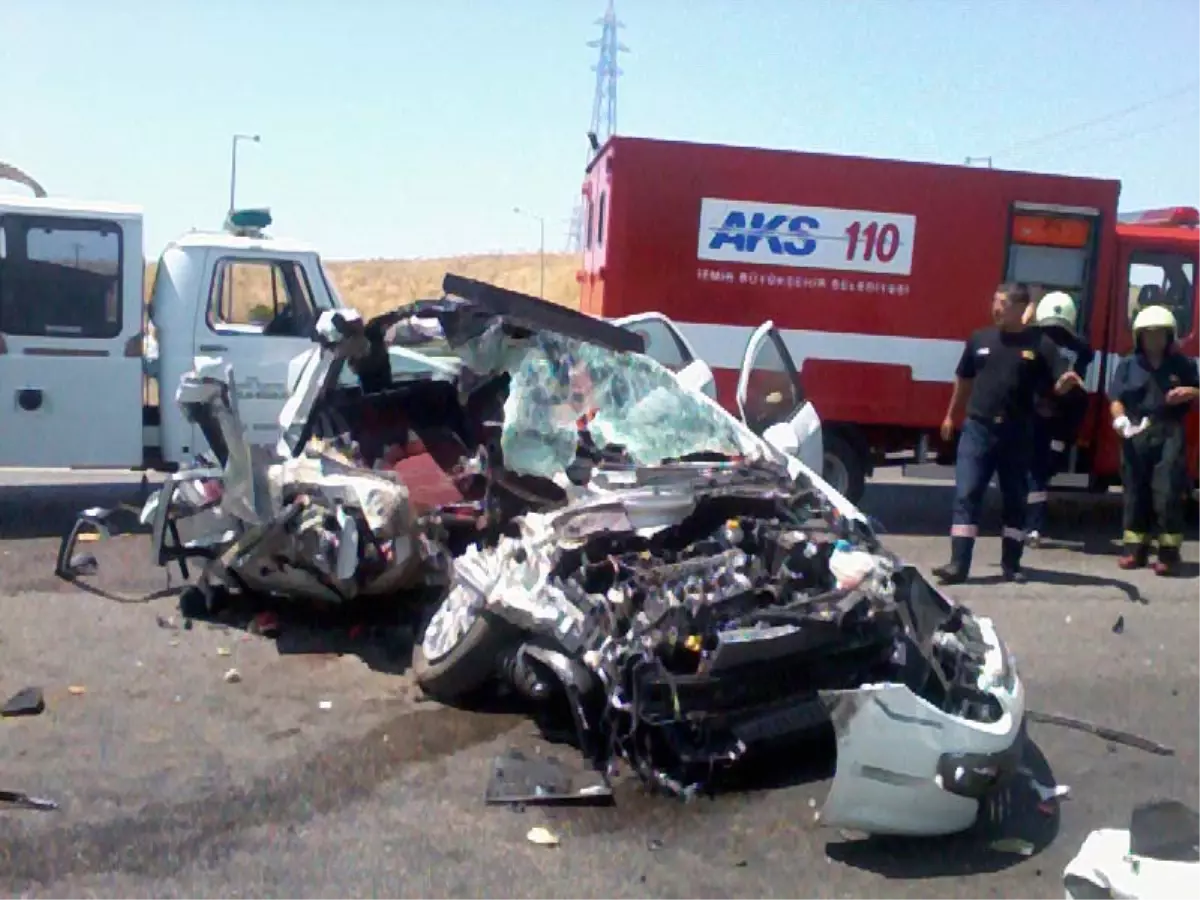 Otomobil, Kamyonete Çaprtı: 1 Ölü, 2 Yaralı