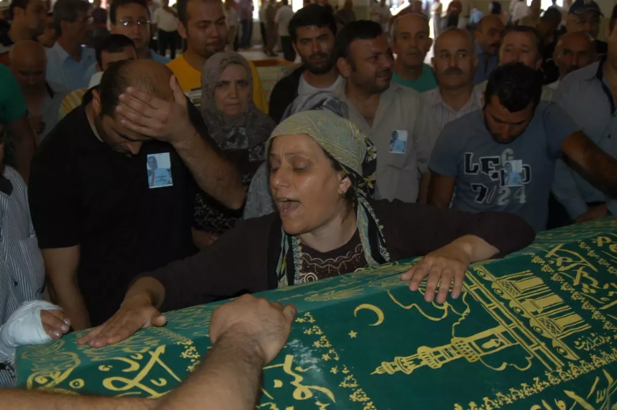 Doğum Gününde Bıçaklanarak Öldürülen Muhtar Toprağa Verildi