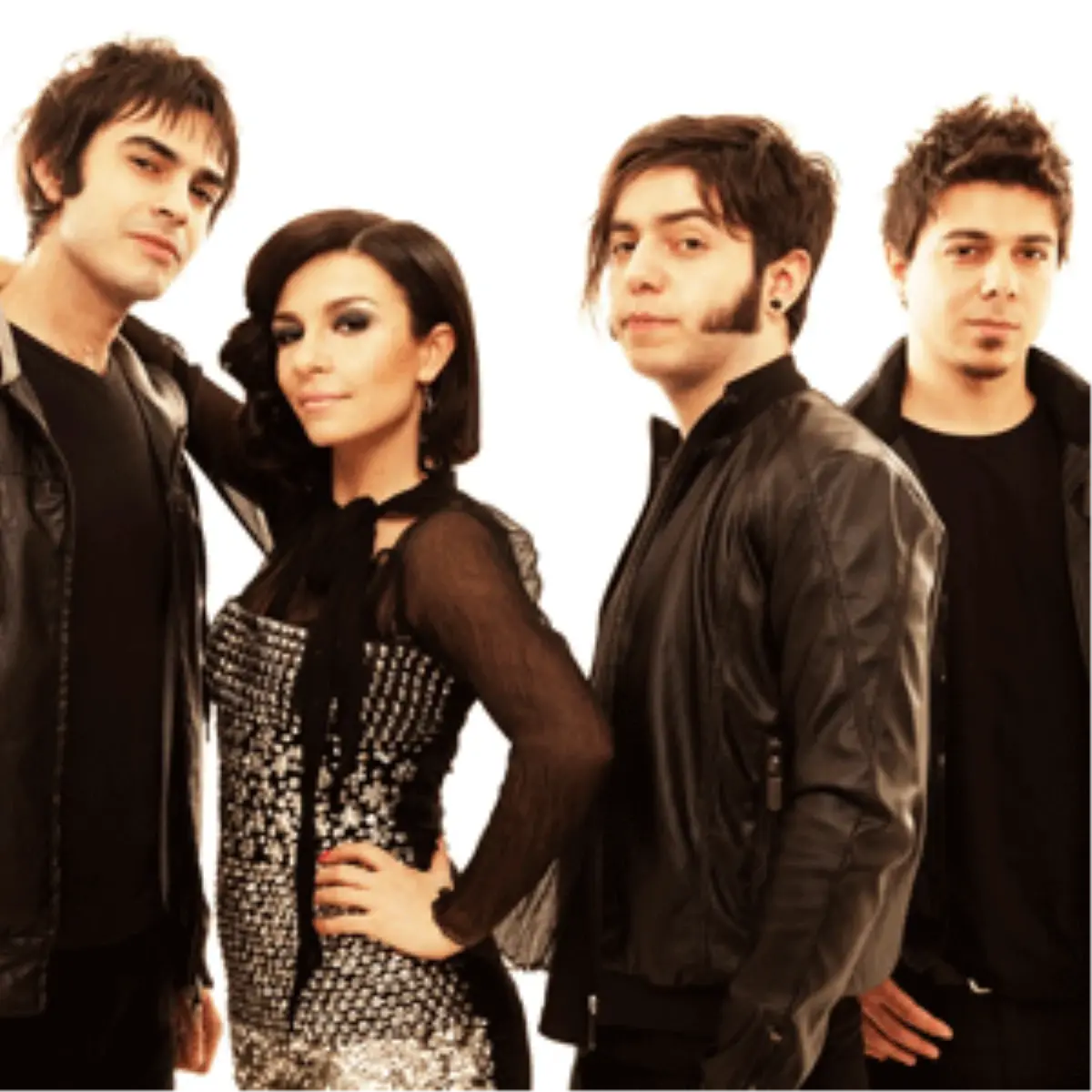 
Model, Konserlere Tam Gaz Devam Ediyor !
