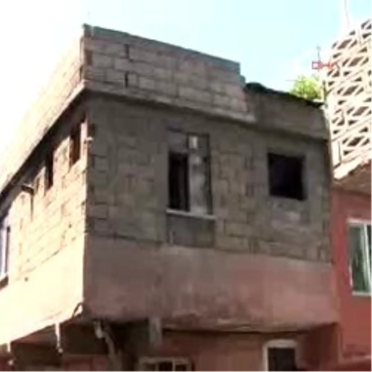 Nişanlı Kıza Biber Gazı Sıkıp, Çeyizini Çaldılar