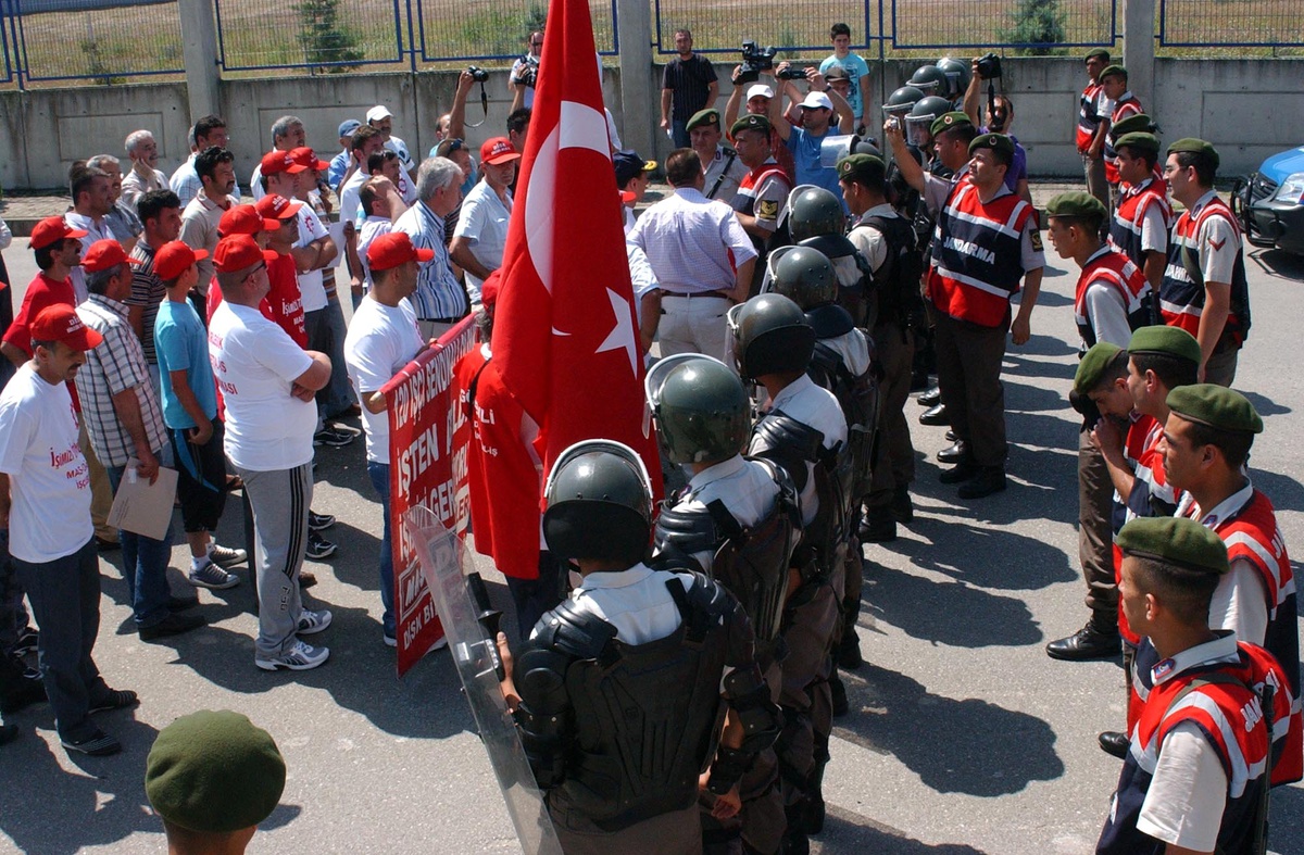 Ankara'ya Yürümek İsteyen İşçiler 50 Metre Sonra Engellendi