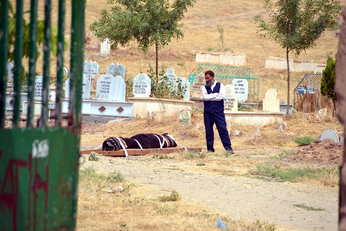Komiseri Şehit Eden PKK'lının Cenazesine 6 Kişi Katıldı