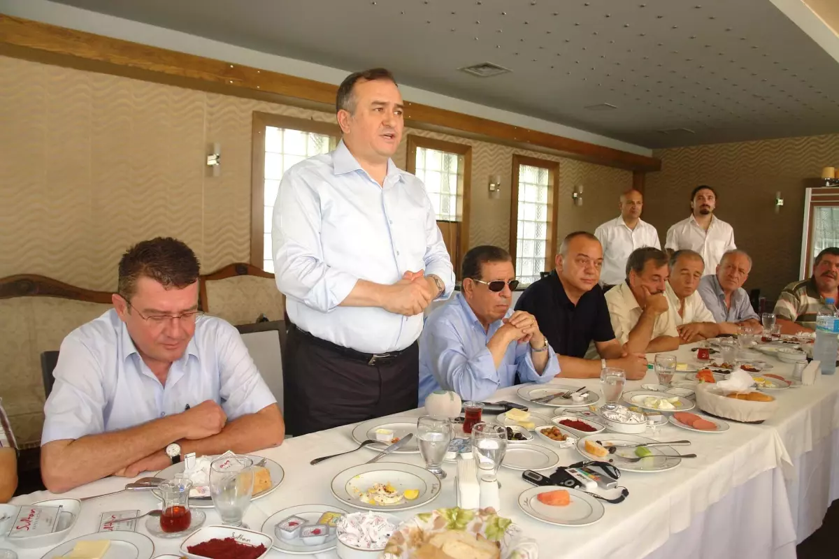 MHP\'li Akçay: Hükümet Pısırık, Yargı Ürkek