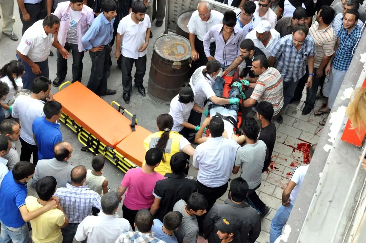 Sokak Ortasında Gençlerin Bıçaklı Kavgası