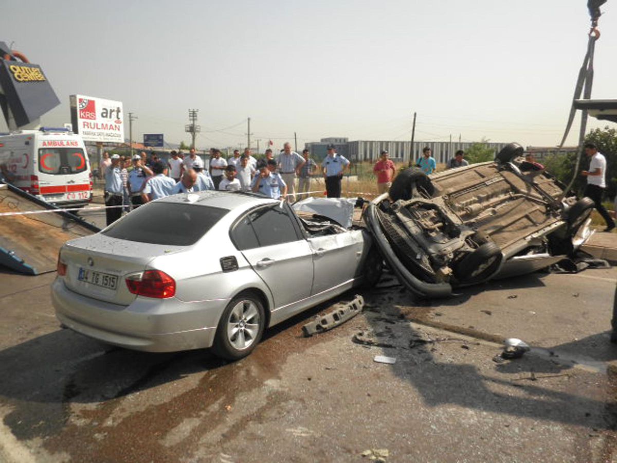 Otomobil Karşı Şeritteki Aracın Üstüne Uçtu: 1 Ölü, 1 Yaralı