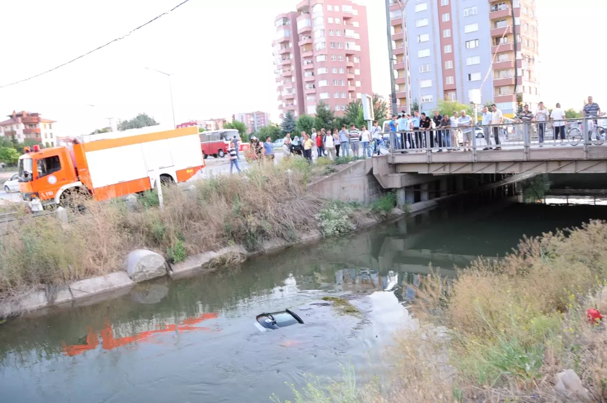 Otomobille Sulama Kanalına Uçan Kızları, Konsere Giden Liseliler Kurtardı