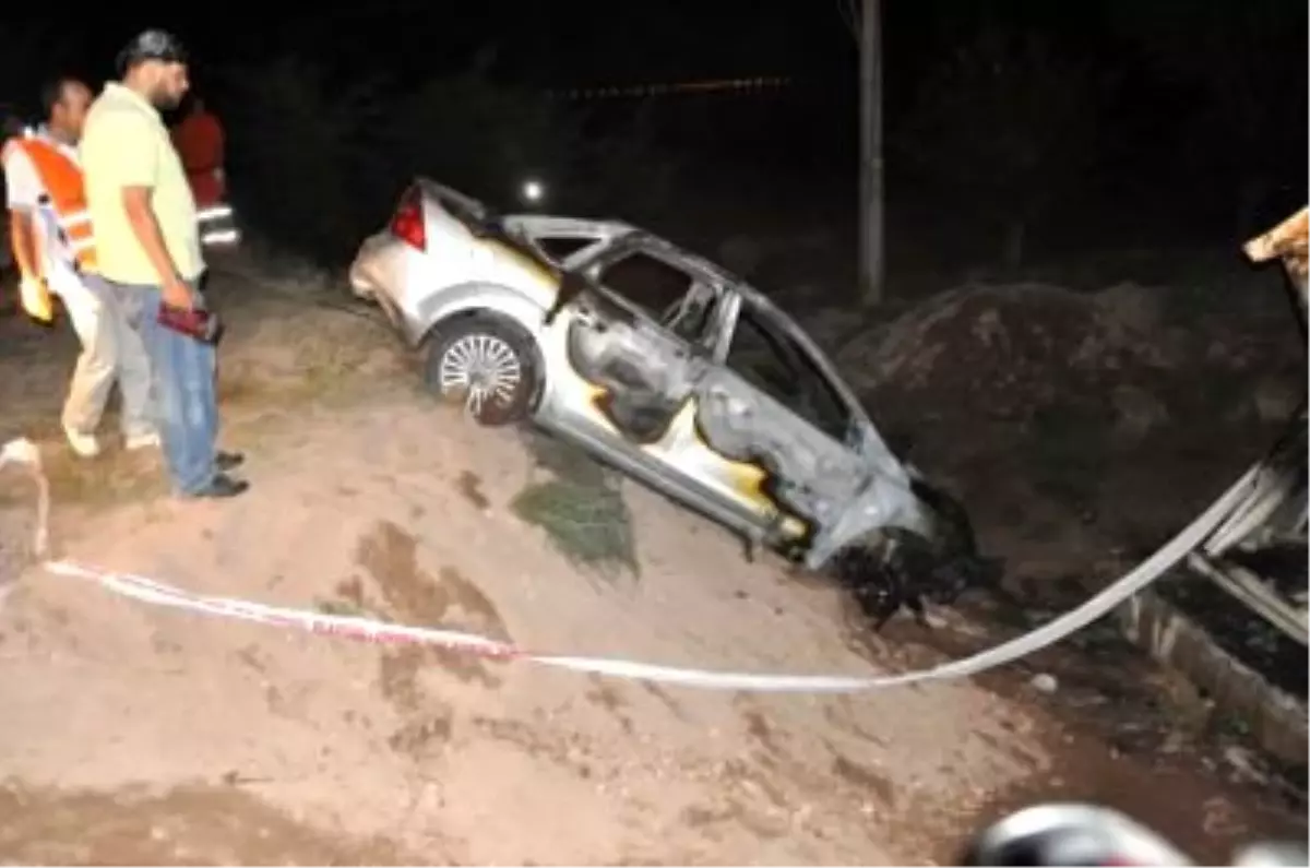 Trafoya Çarpan Otomobil Yandı