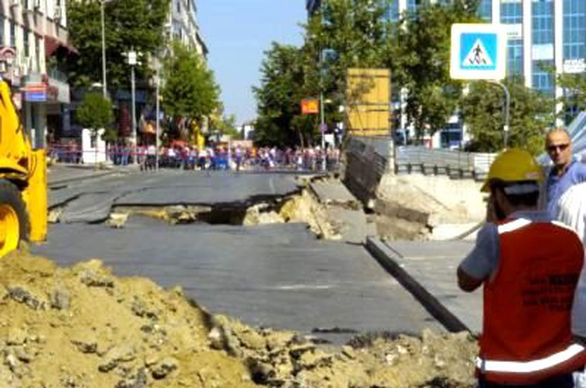 Avcılar'da Ana Cadde Çöktü