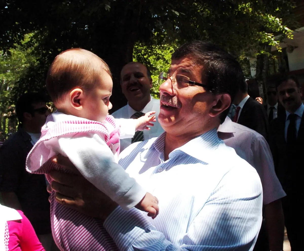 Bakan Davutoğlu Kızının Köpeğiyle Göl Kenarında Gezdi (2)