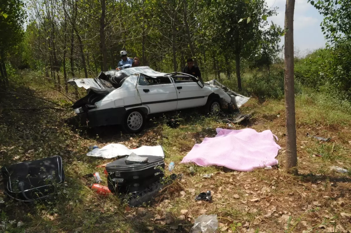Bir Yıllık Gurbetçi Çift Tatile Giderken Kazada Öldü