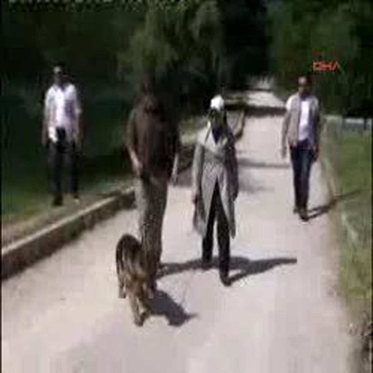 Dışişleri Bakanı Davutoğlu Kızının Köpeğiyle Göl Etrafında Gezdi