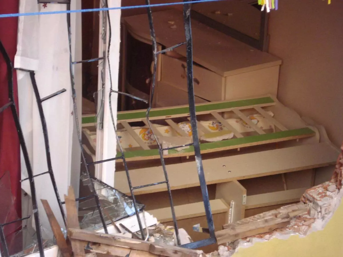 Otomobil Evin Duvarını Yıktı, Minik Tuğba Şans Eseri Kurtuldu