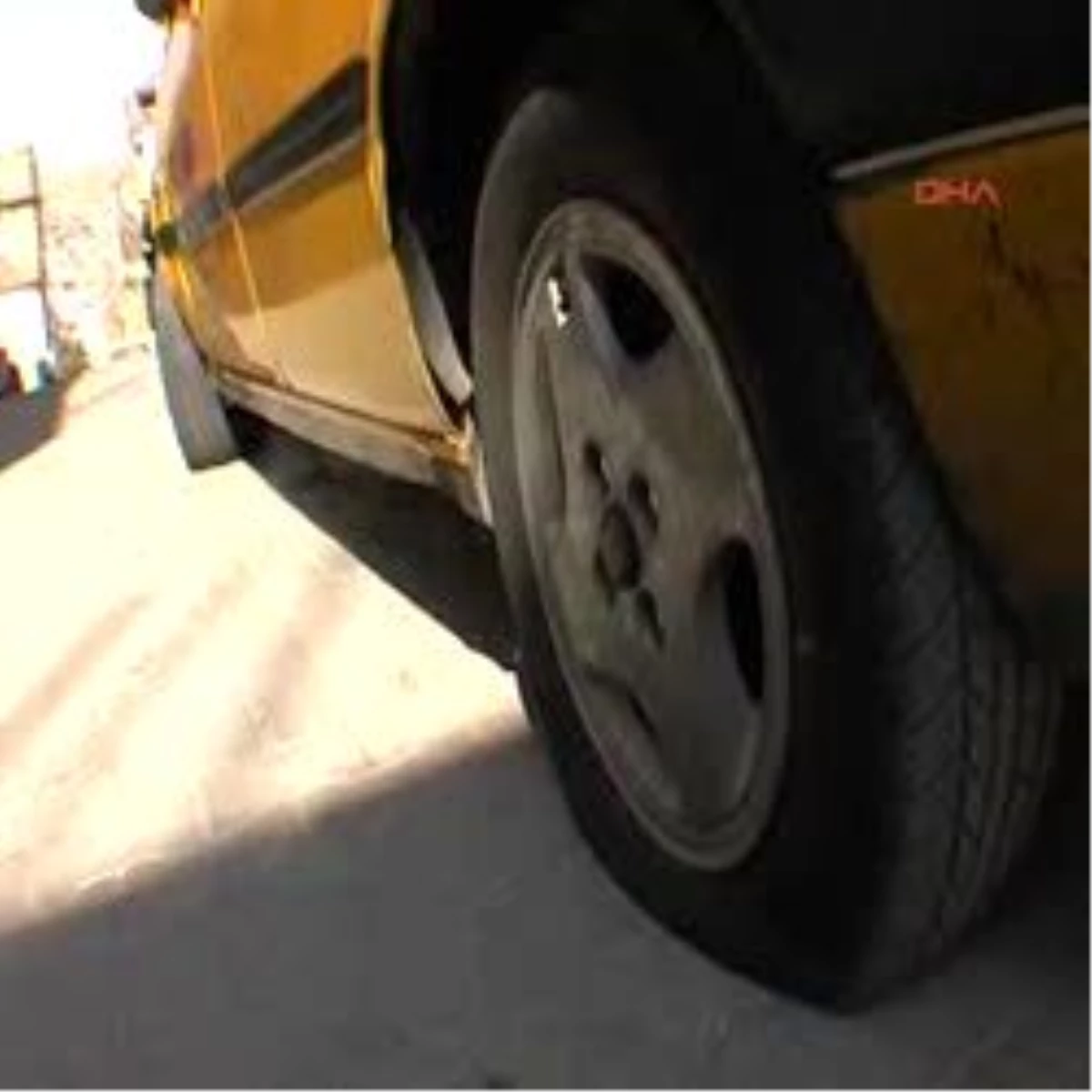 Şanlıurfa\'da Bir Otomobil Kundaklandı, 2 Otomobilin Lastikleri Kesildi