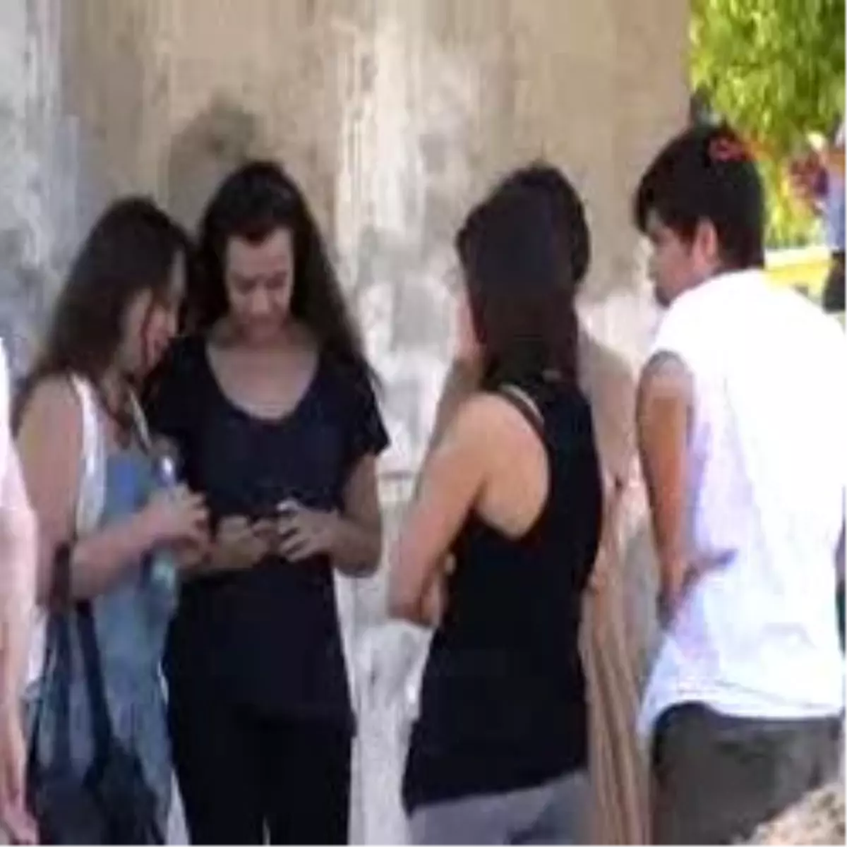 Acılı Ailelerin Tabela Tepkisi *üst Geçit Olmayan Yolda Hayatını Kaybeden Genç Kızların Aileleri