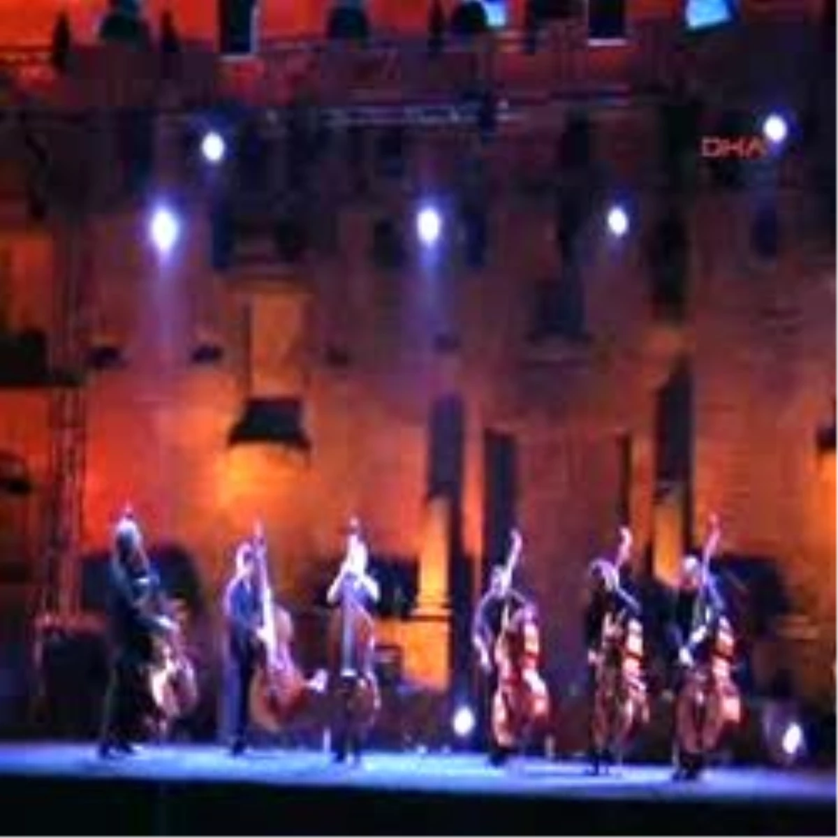 Aspendos\'ta Çıplak Ayaklı Diva