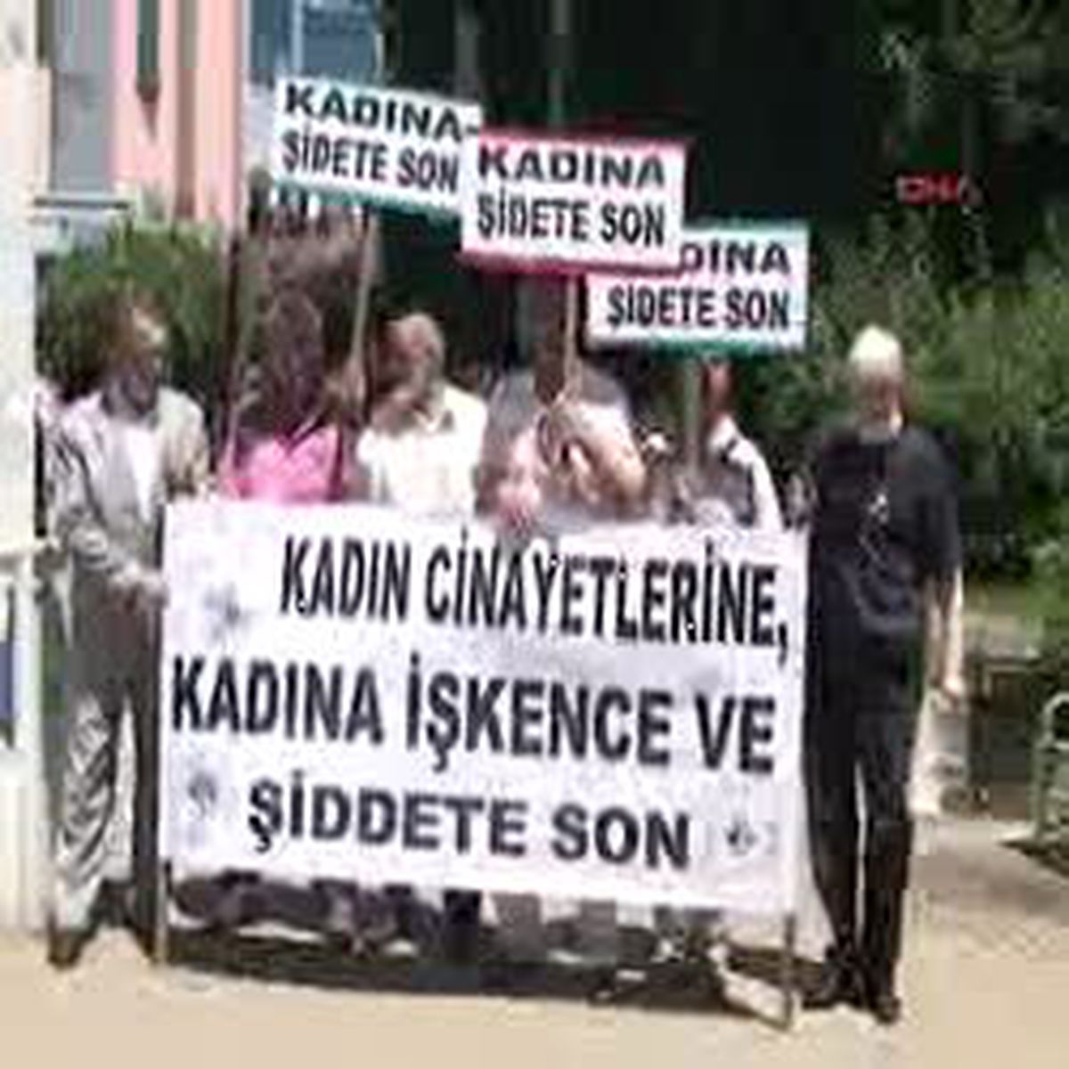 Erkekler Pankart Taşıdı, Kadınlar Şiddeti Eleştirdi