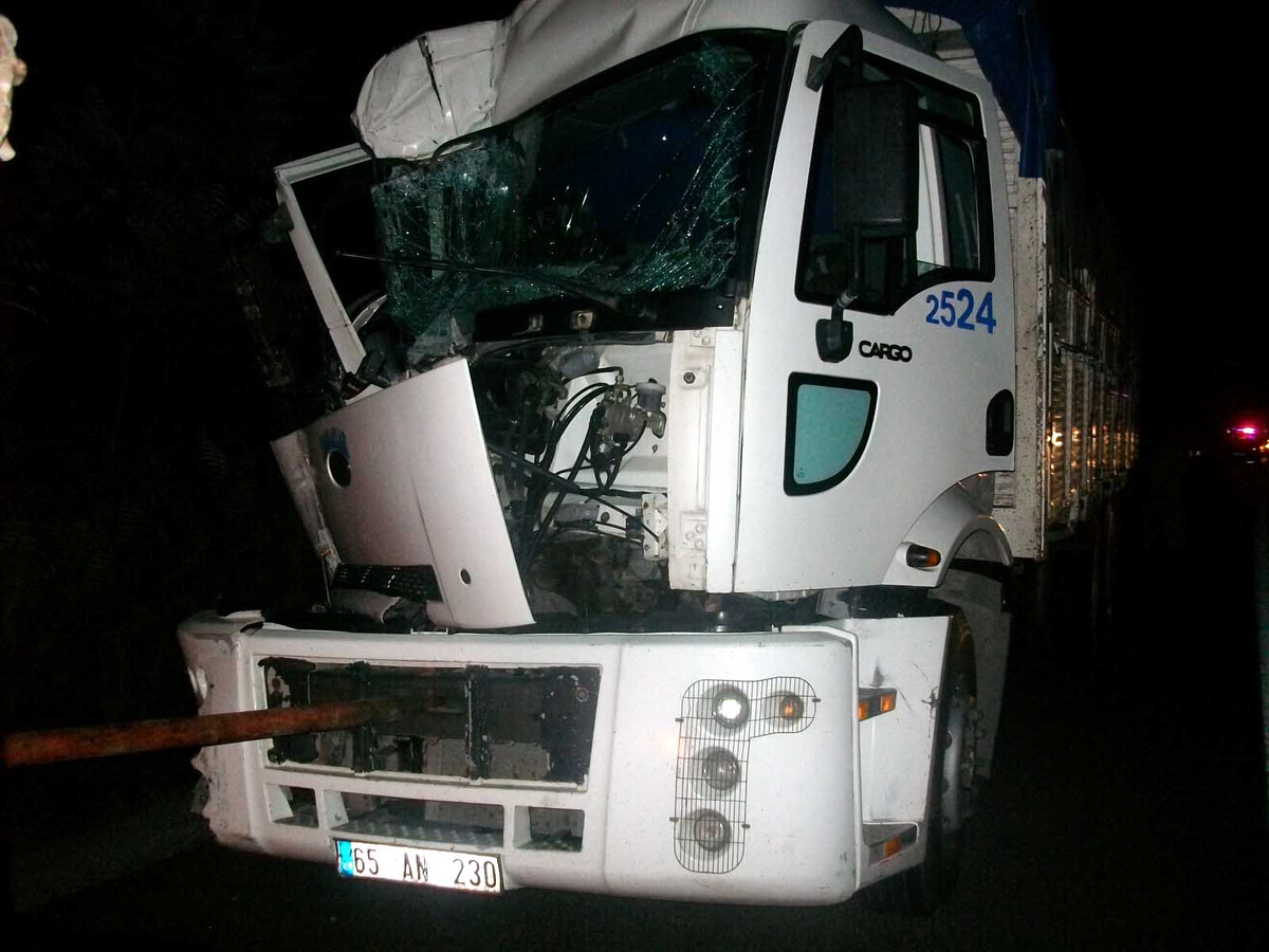 Kamyonlar Çarpıştı: 1 Ölü, 3 Yaralı