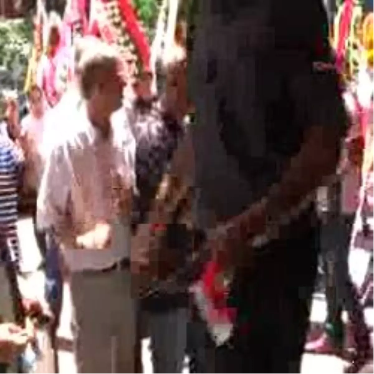 Tuğba Özay\'ı Çıldırtan Açılış