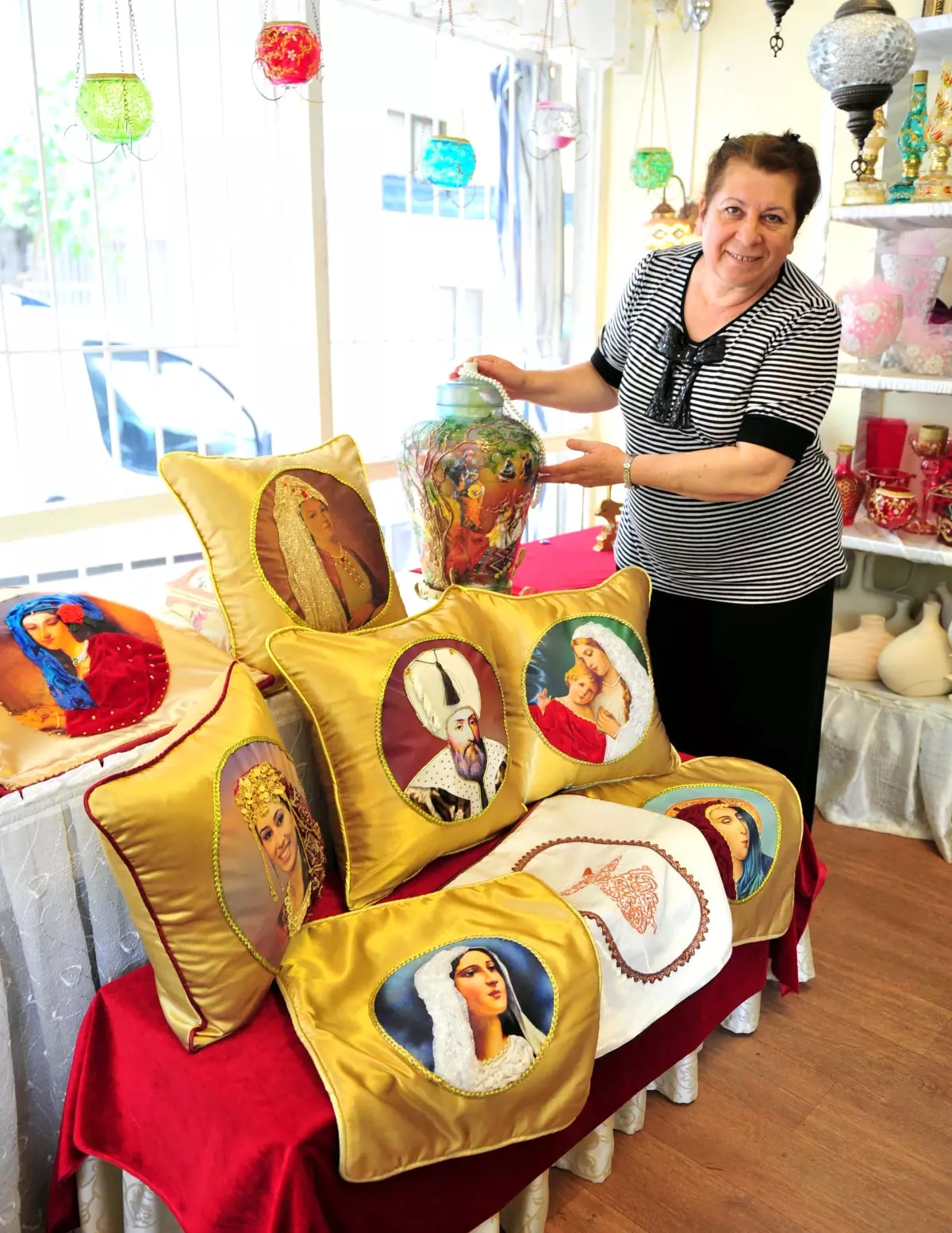 Süslediği Yastıkları İtalya\'ya Satıyor