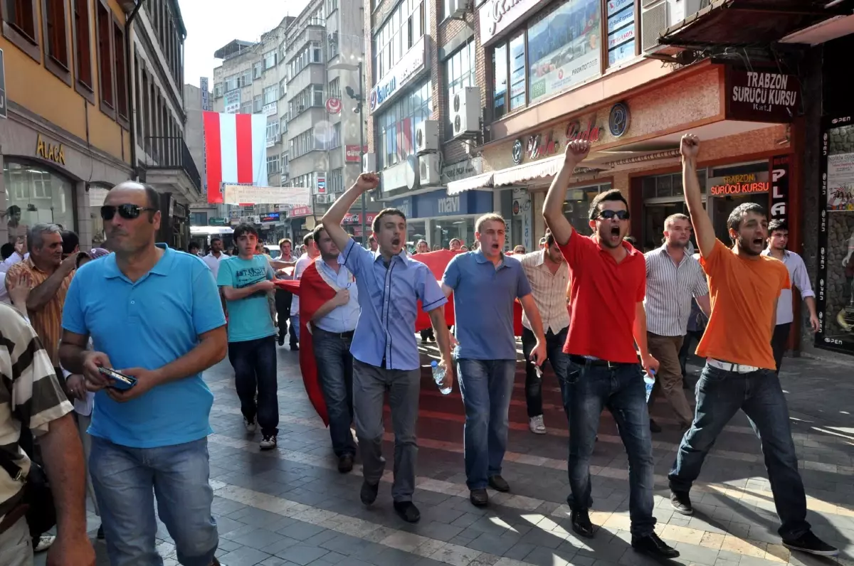 Trabzon\'da Gençler, Şehitler İçin Yürüdü
