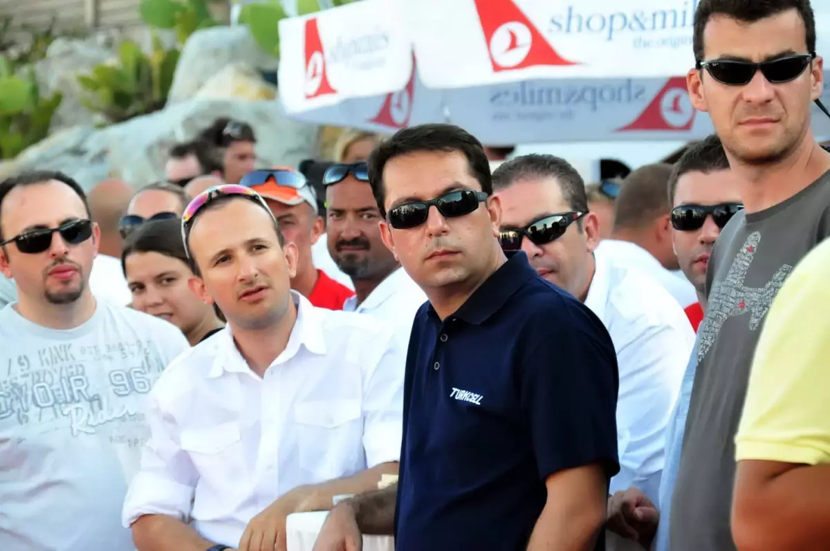 Yat Yarışçılarını Dinlendiren Defile