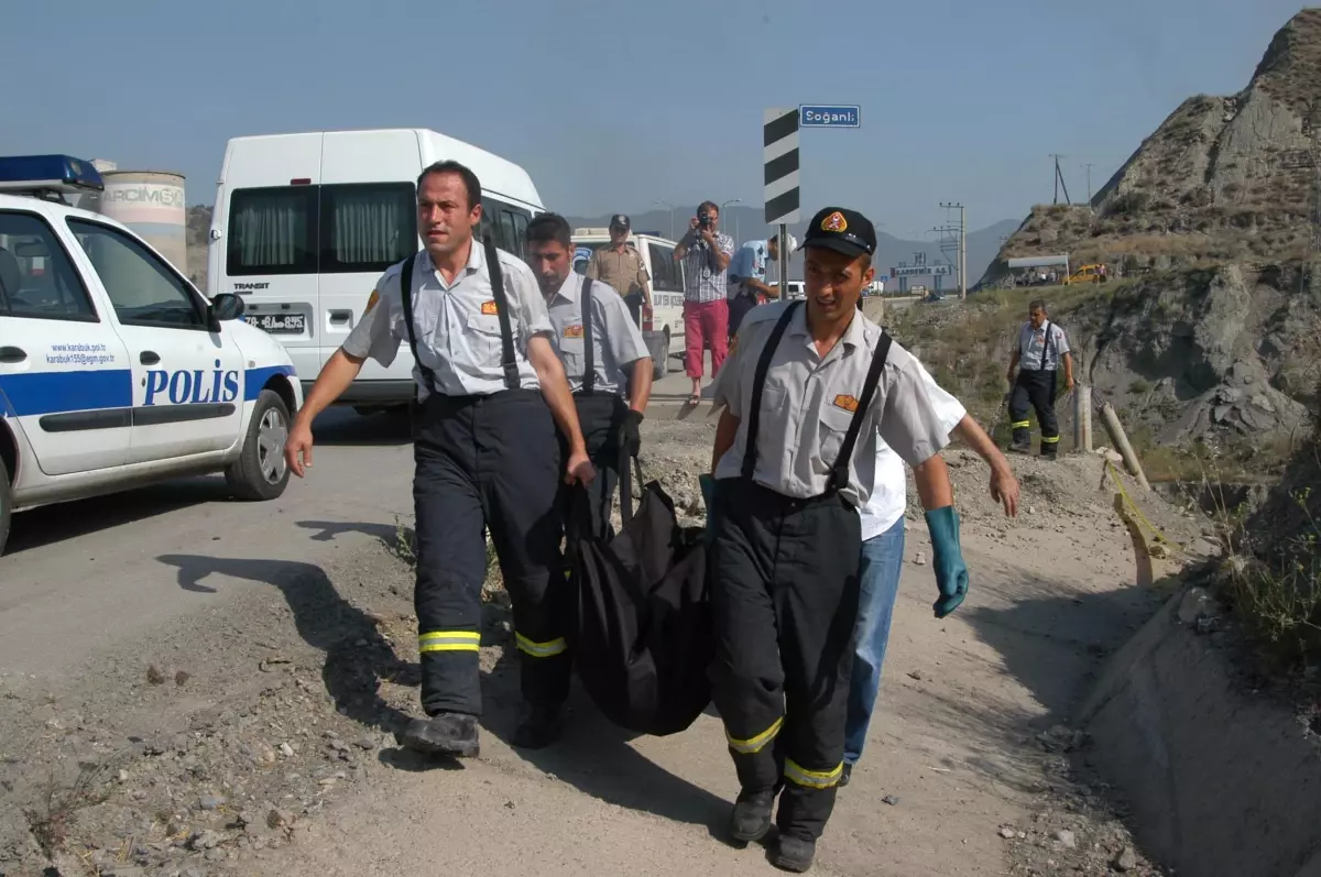 Araçtan Fırlayan Anne ile 2 Çocuğu Öldü