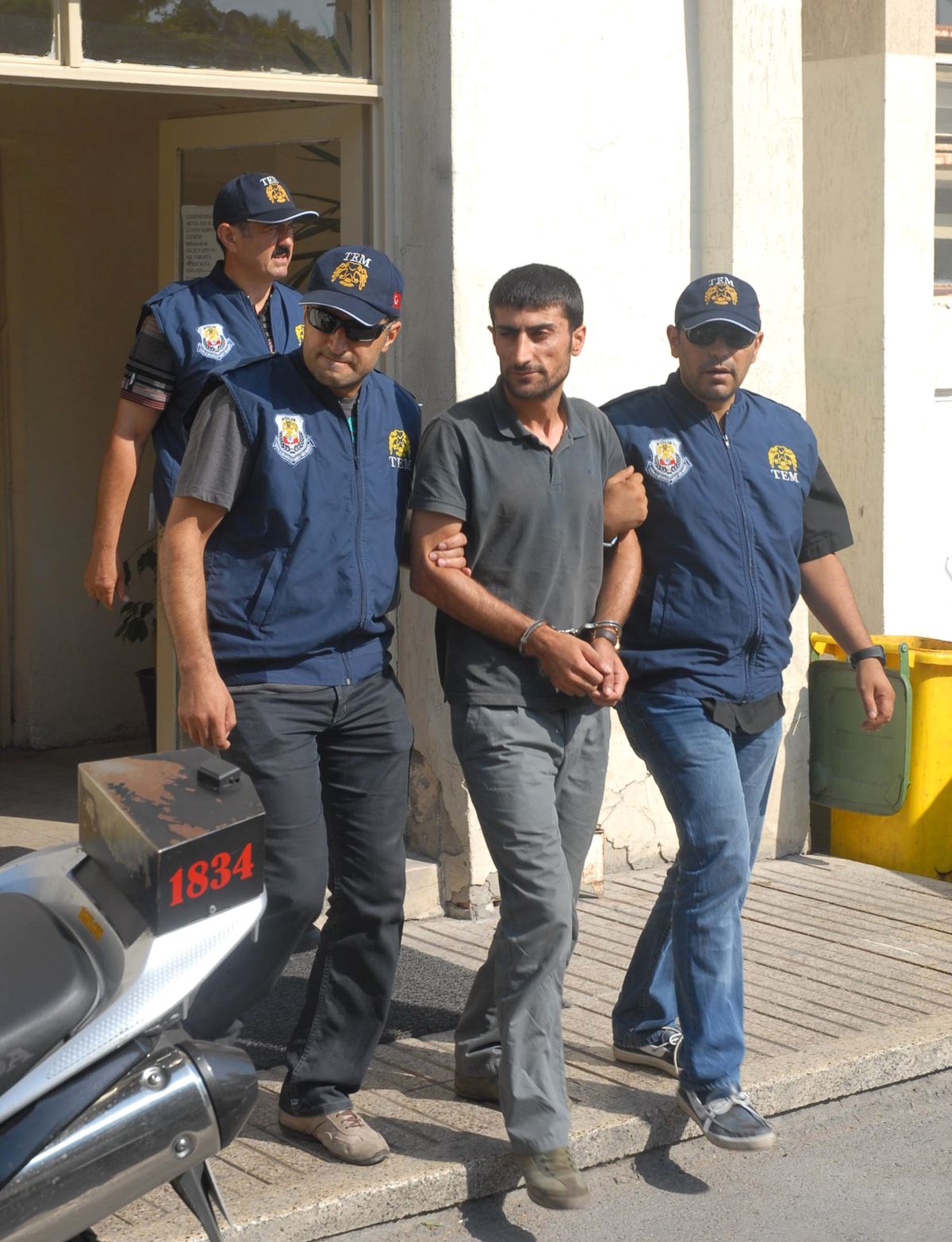 İzmir'de İki Kişi El Yapımı Bomba ile Yakalandı