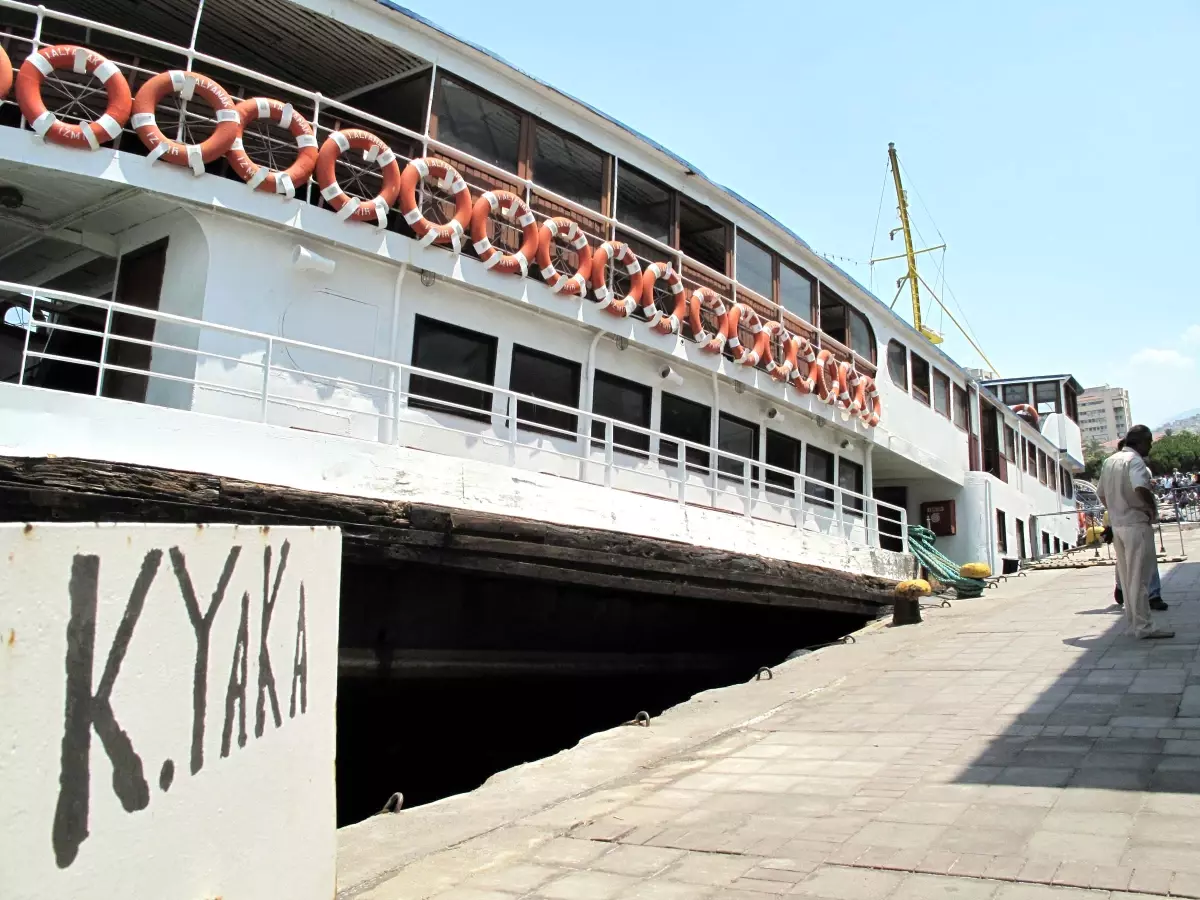 İzmir\'de Yolcu Vapuru Mendireğe Çarptı