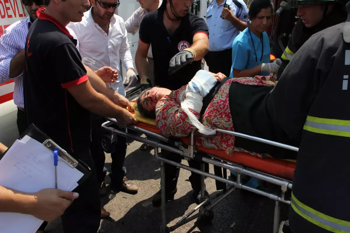 İzmit\'te Bir Ters Yön Kaza Daha: 1 Ölü, 9 Yaralı