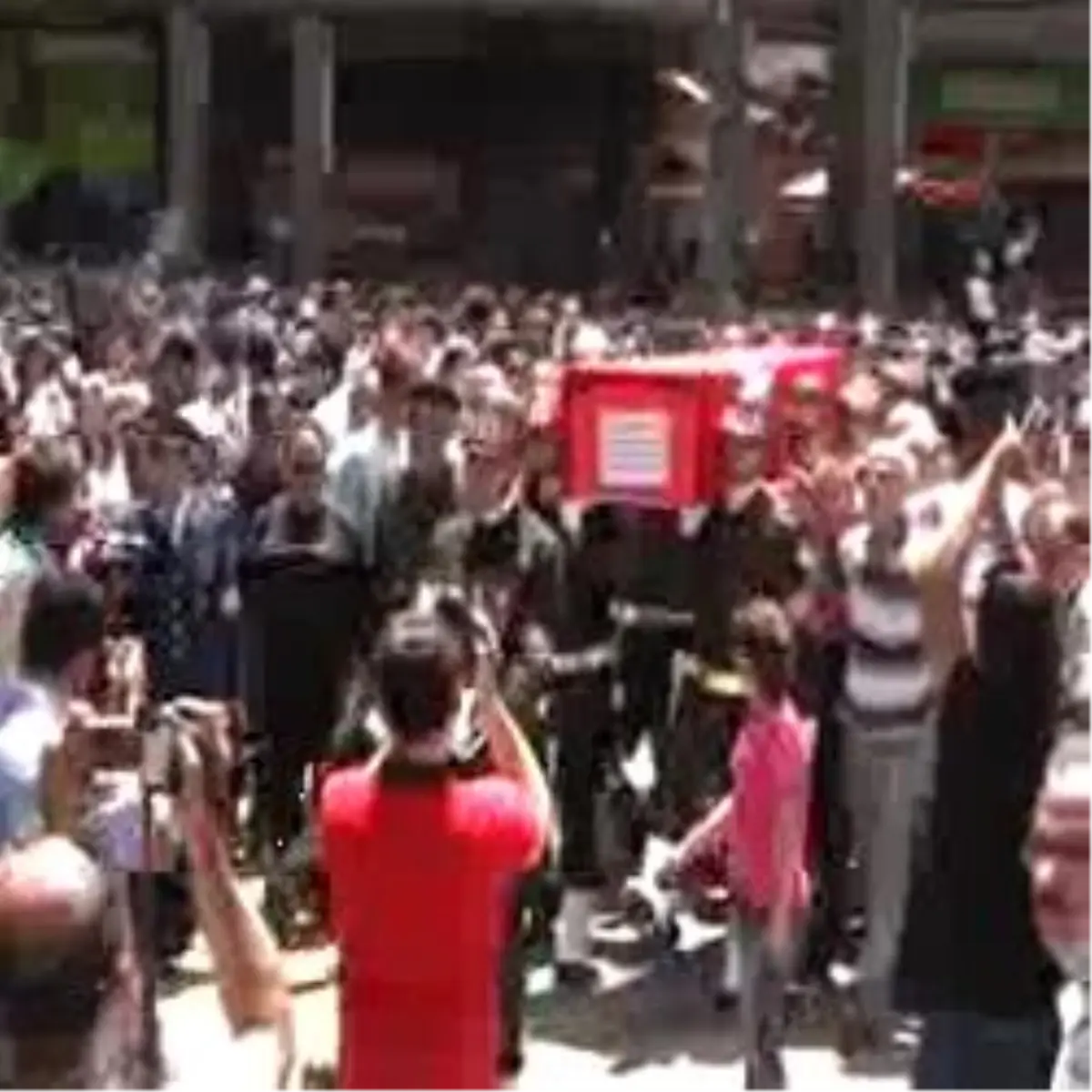 Şehit Teğmen Alkışlarla Uğurlandı