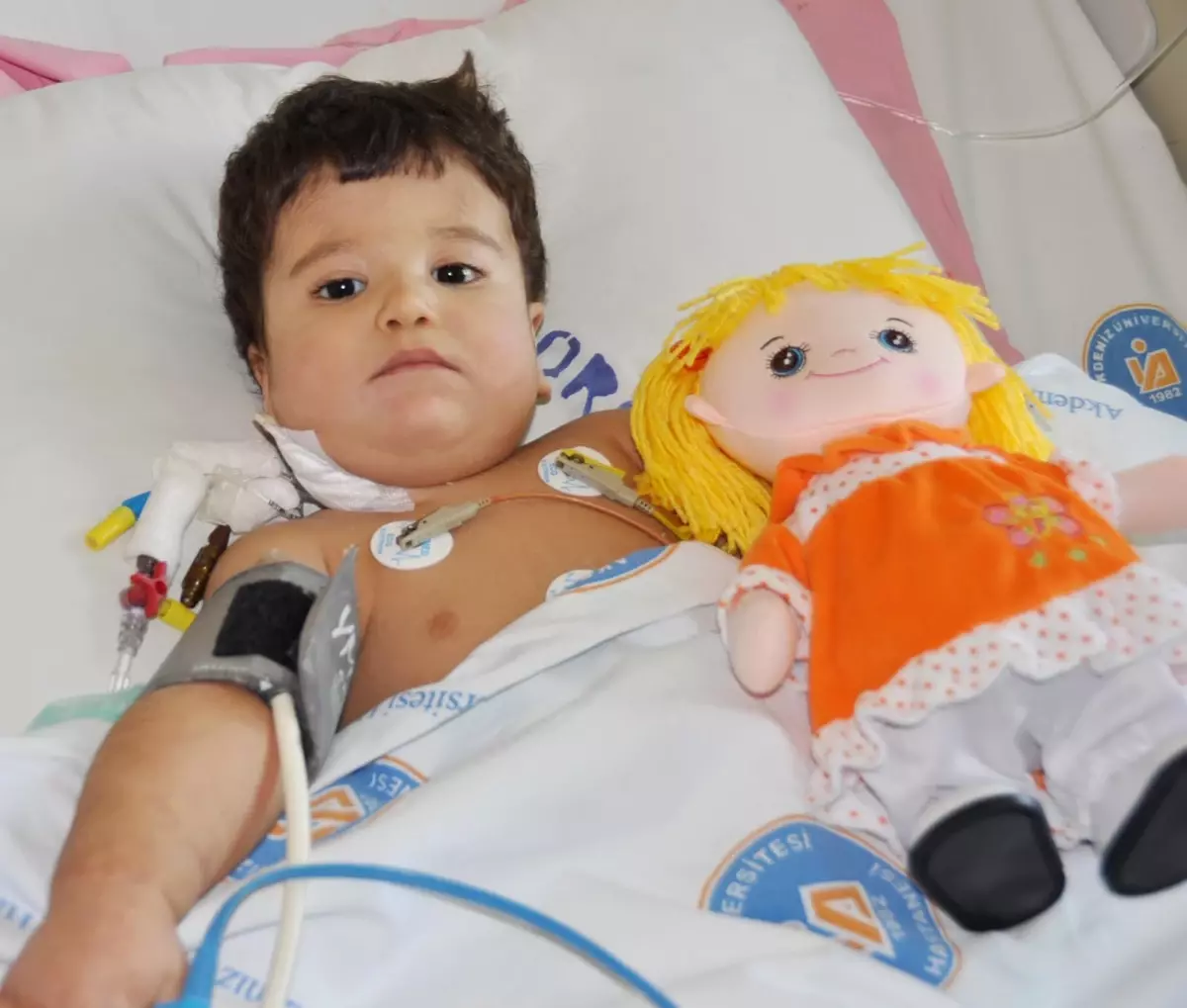 1 Yaşındaki Kızına Karaciğerinden Parça Verdi