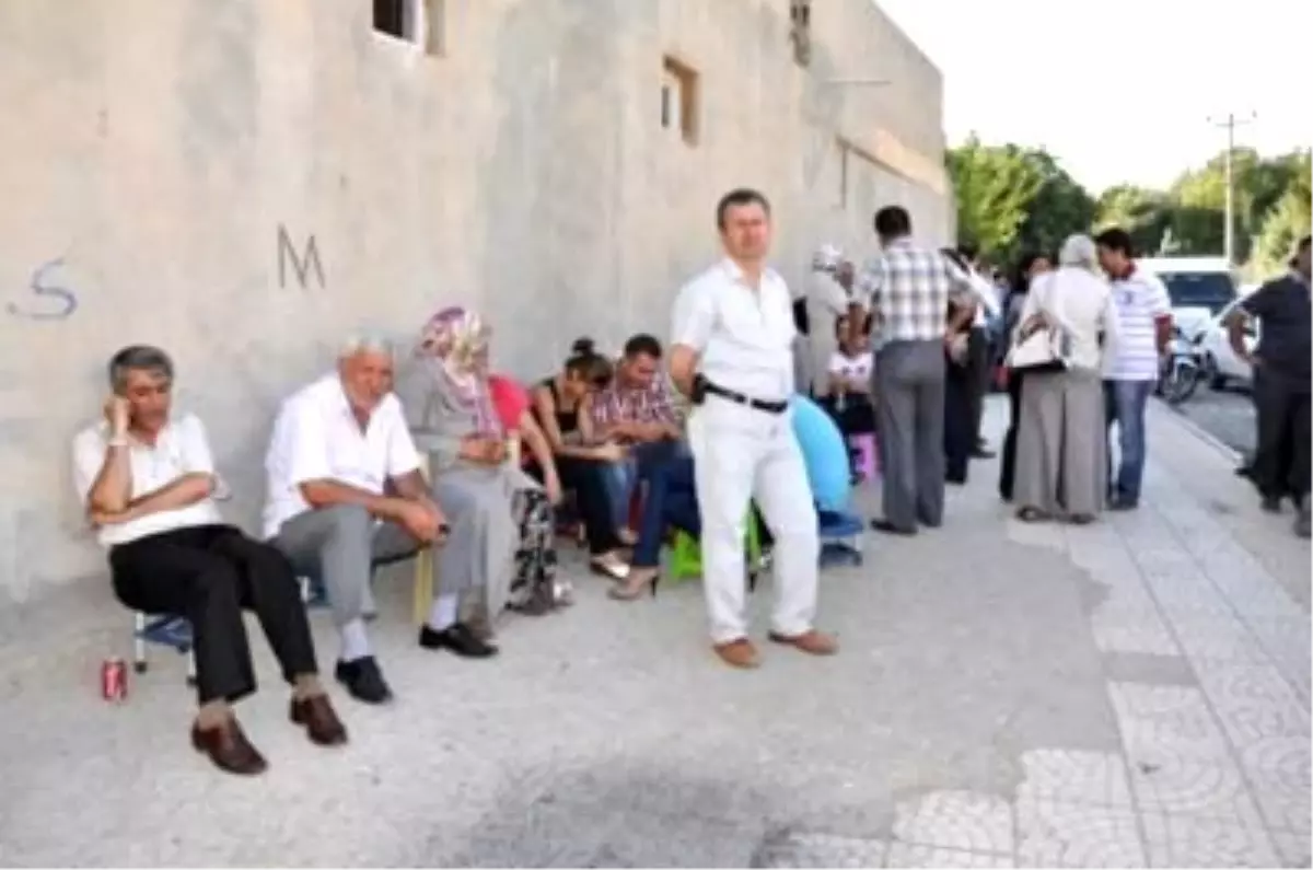 Cezaevi Önünde Davul-Zurnalı Karşılama