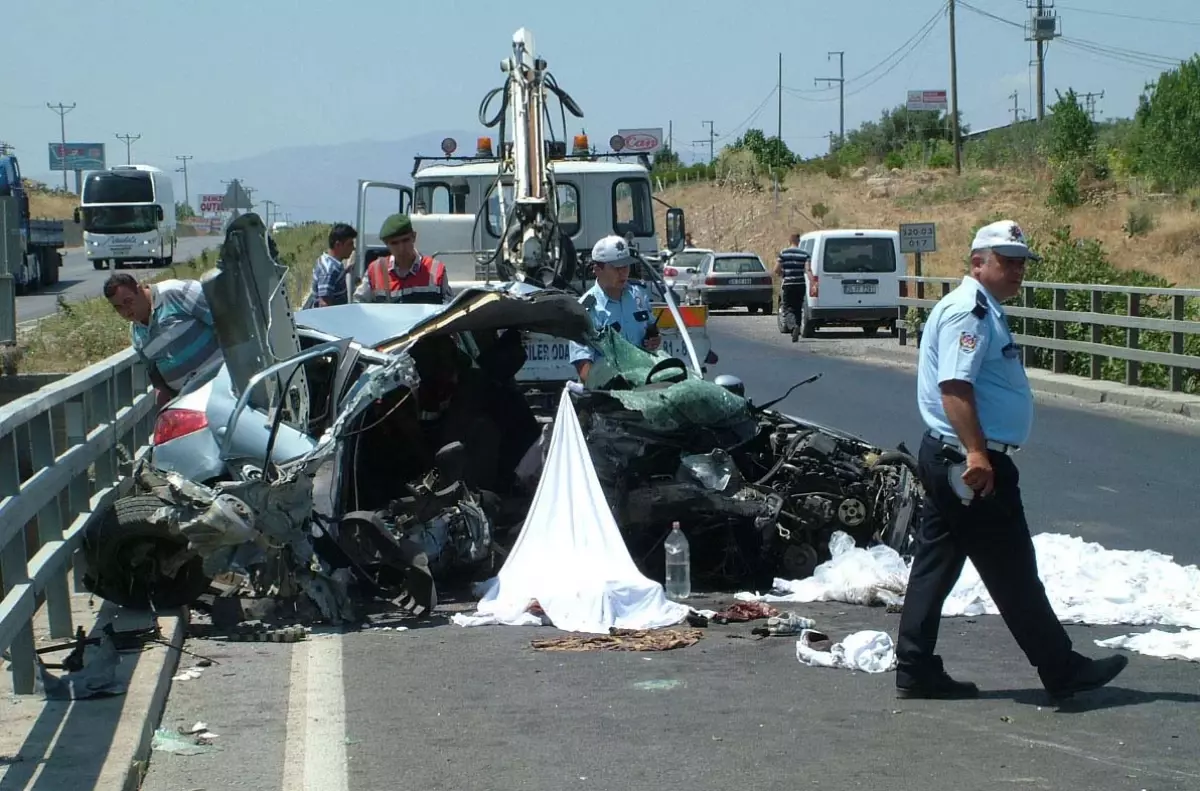 Otomobil Köprü Korkuluklarına Çarptı: 1 Ölü, 5 Yaralı