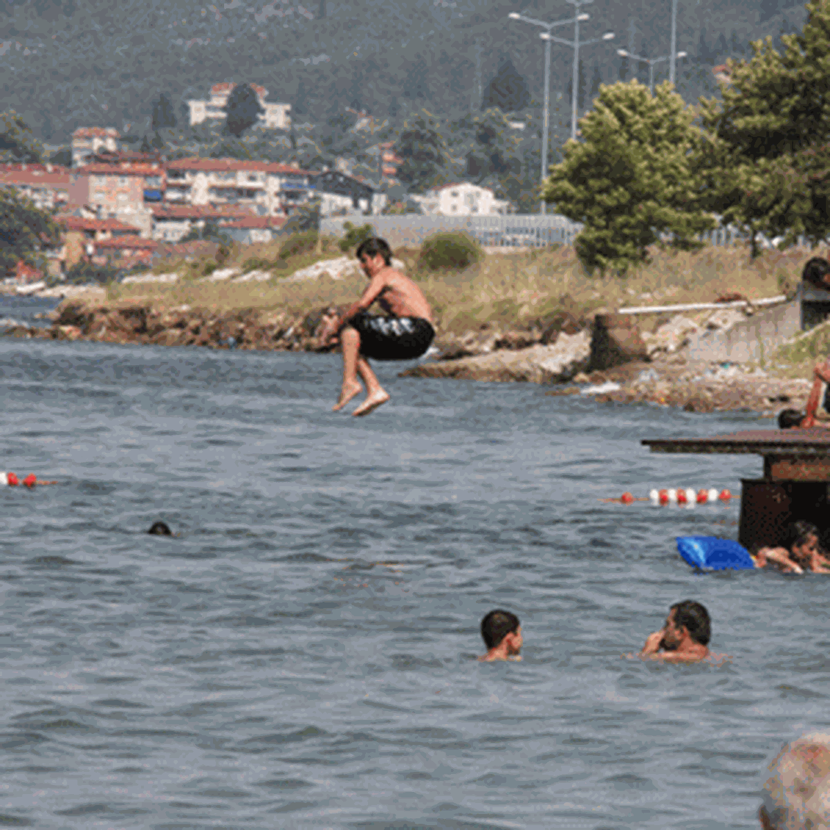 Karamürsel Plajı Er Meydanı Oldu
