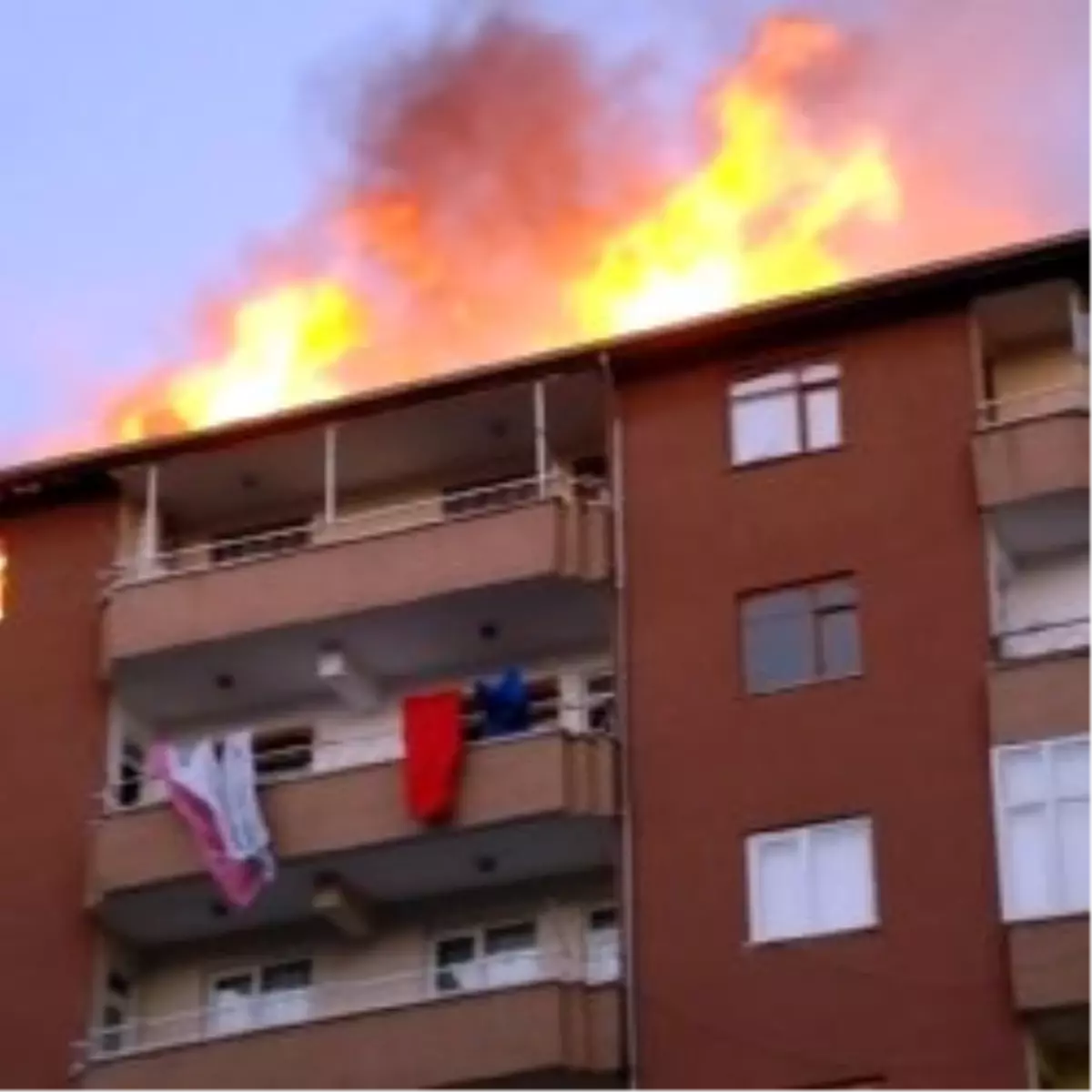 İtfaiye Yetersiz Kalınca Yangına, Emniyetin Tomo Aracı Müdahale Ettı