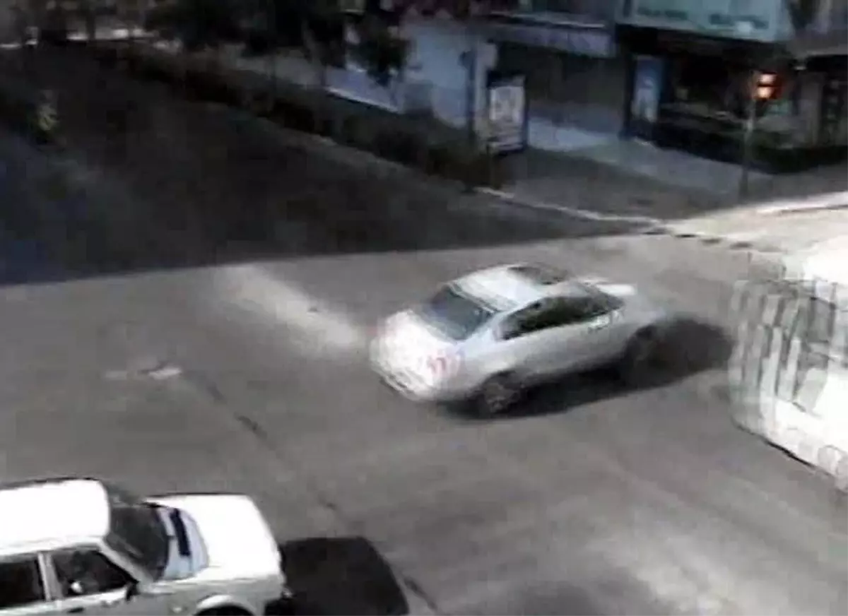 Midibüs Otomobile Çarptı: 2 Yaralı