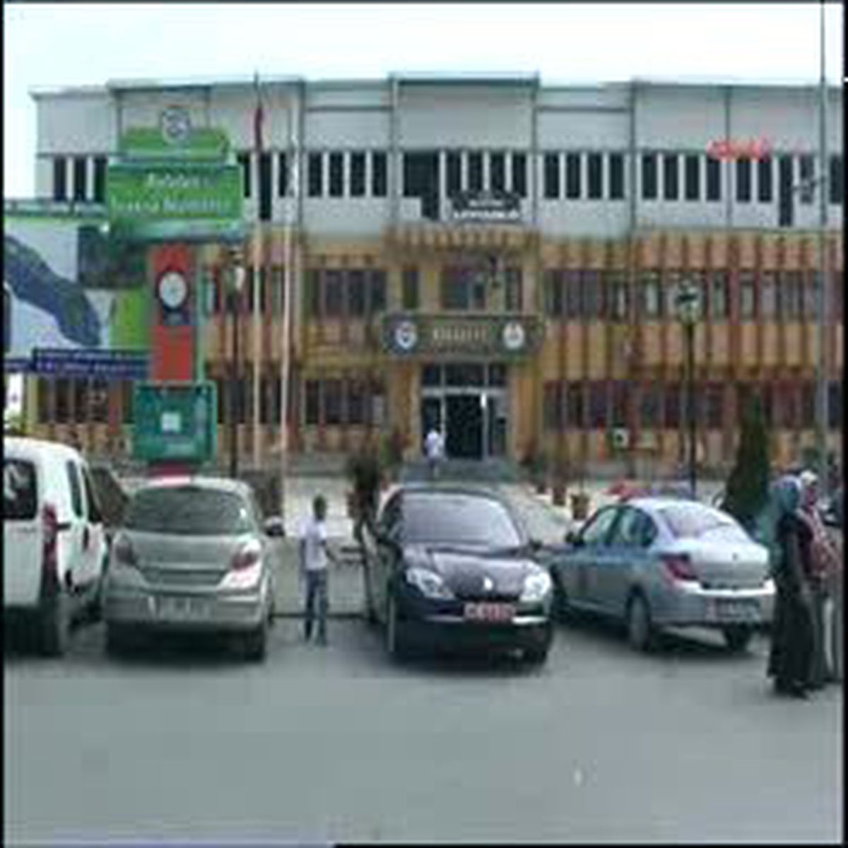 Dilovası'nın Kadın Mal Müdürü Kanserle Resim Yaparak Mücadele Ediyor