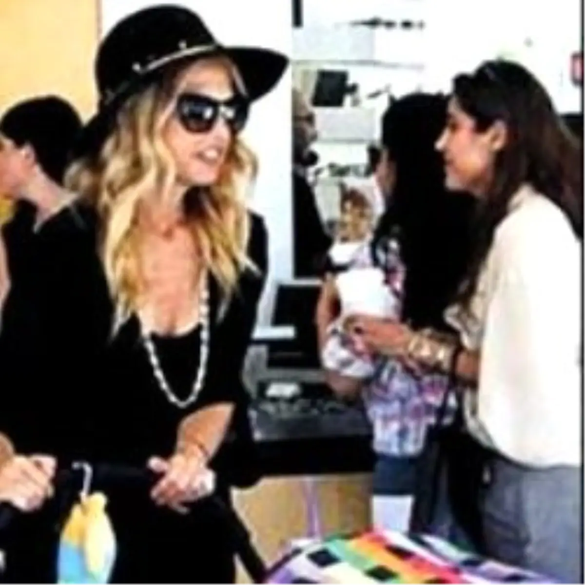 Oğlunun İsmi Çantasında