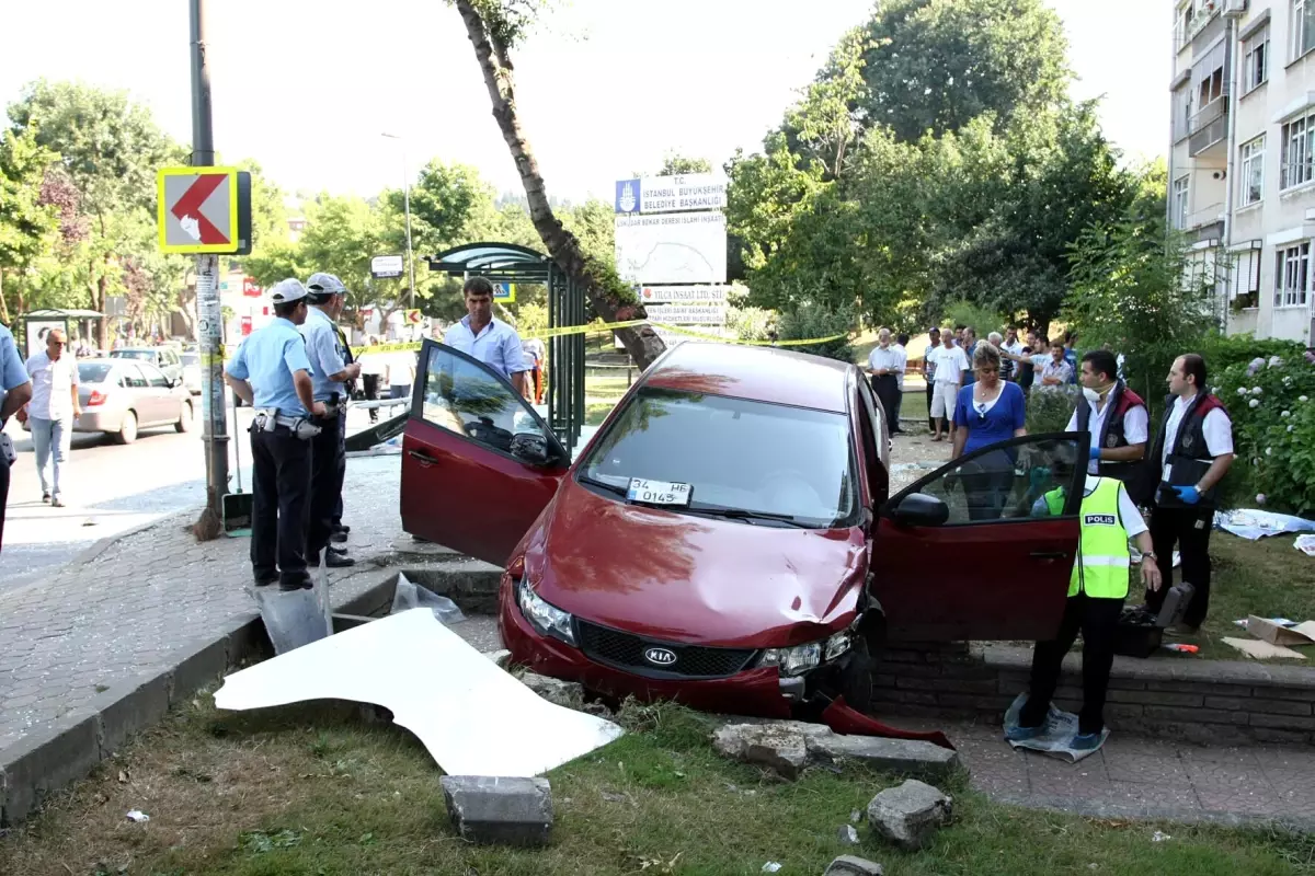 Otomobil ile Durağa Daldı: 1 Ölü