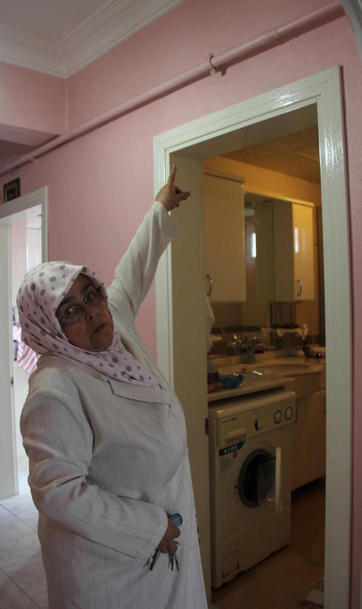 Belediyenin Kültür Merkezi İnşaatı, Evinin Duvarlarını Çatlattı