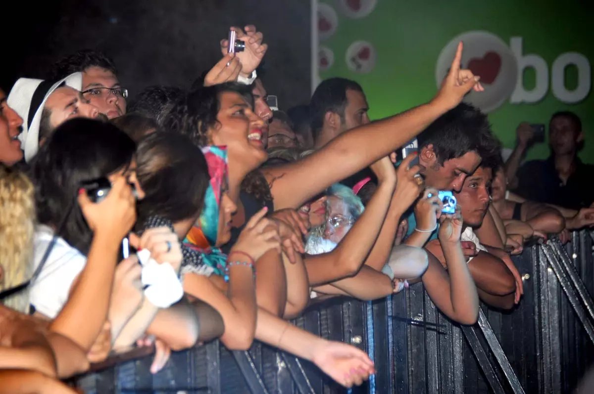 Hande Yener, Bodrumspor İçin Söyledi