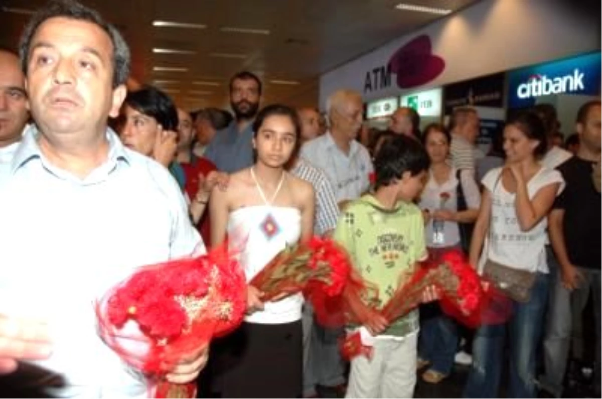 Kemal Burkay Çiçeklerle Karşılandı