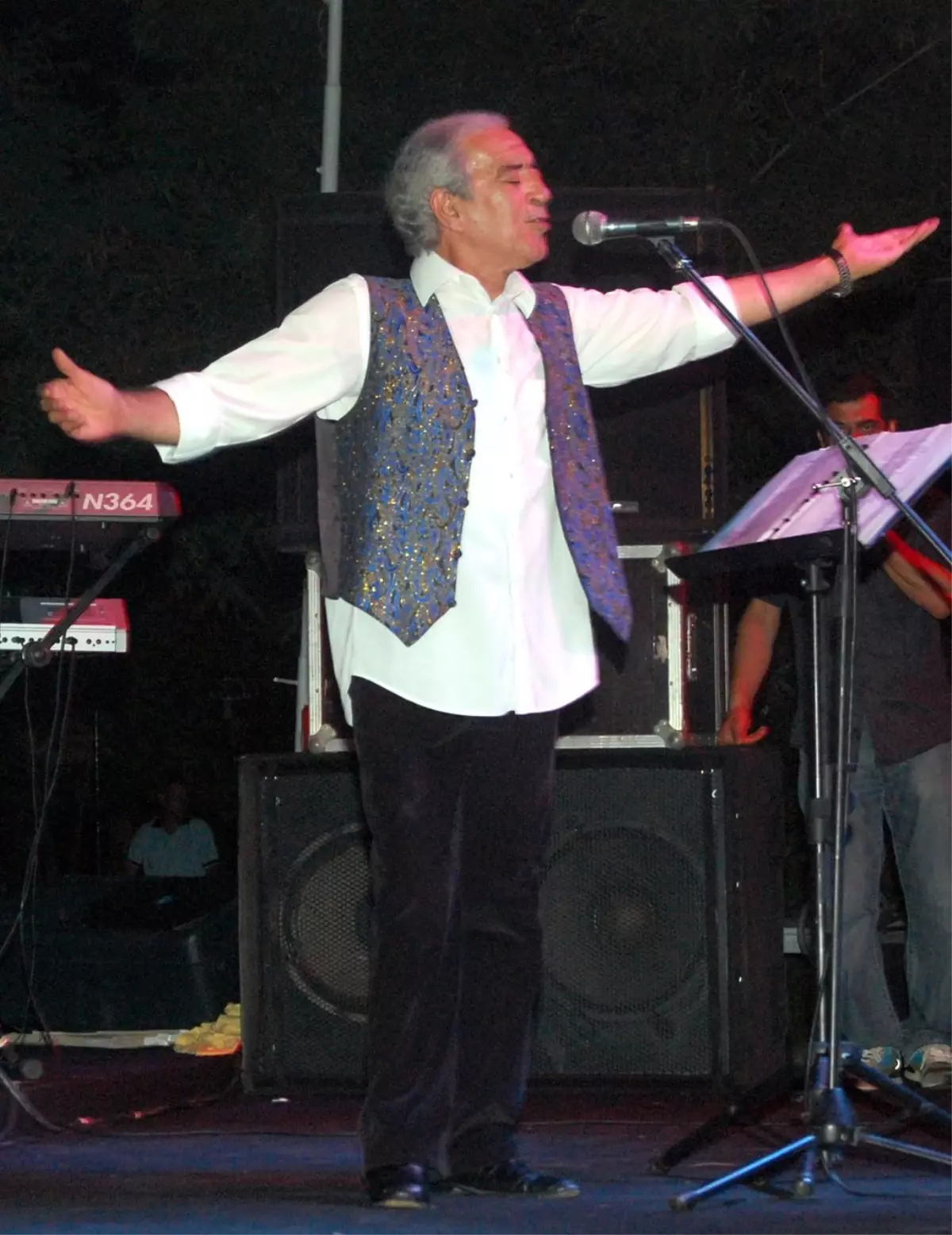 Atatürk Şenlikleri\'nde Edip Akbayram Coşkusu