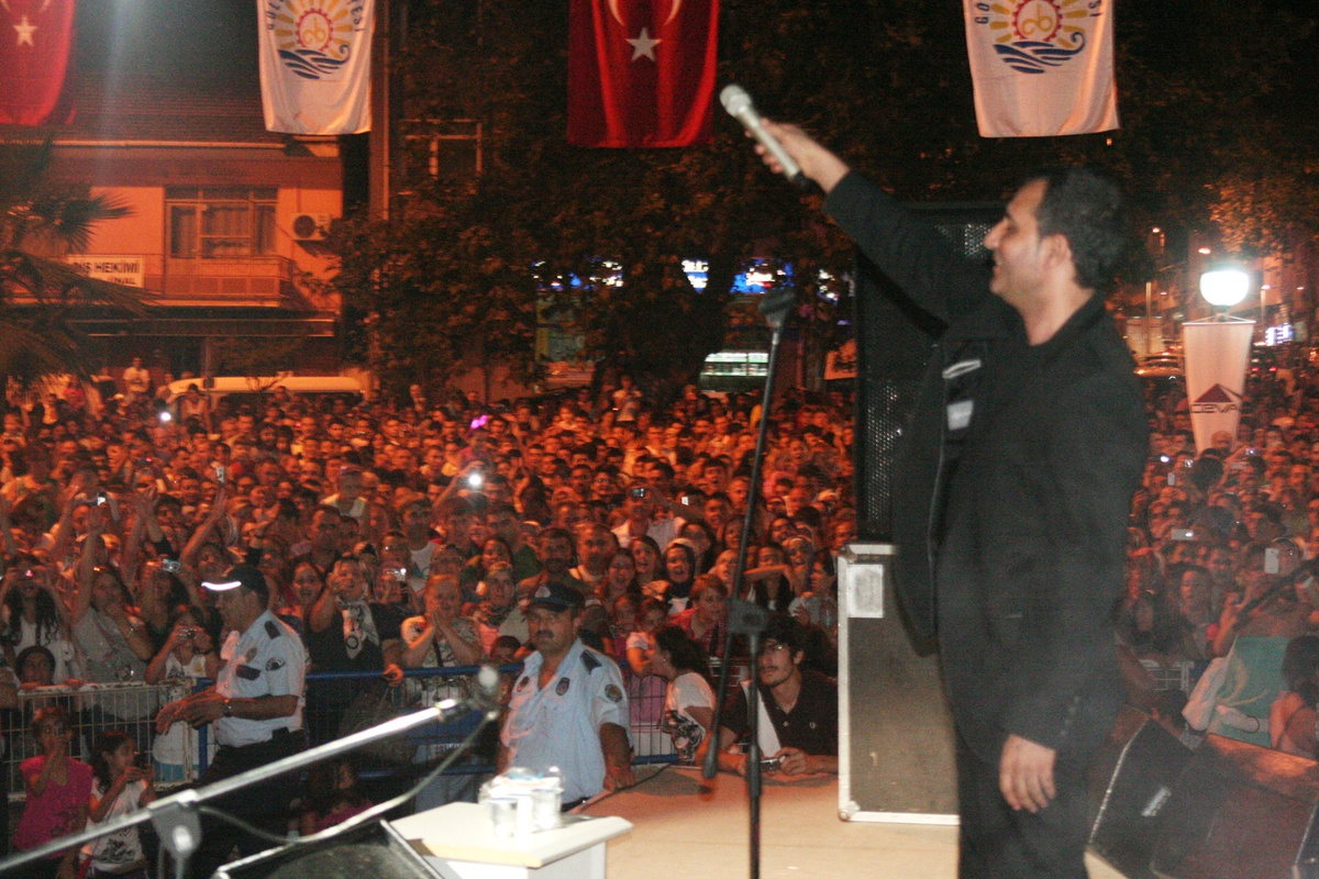 Gölcük'de Rafet El Roman Coşkusu