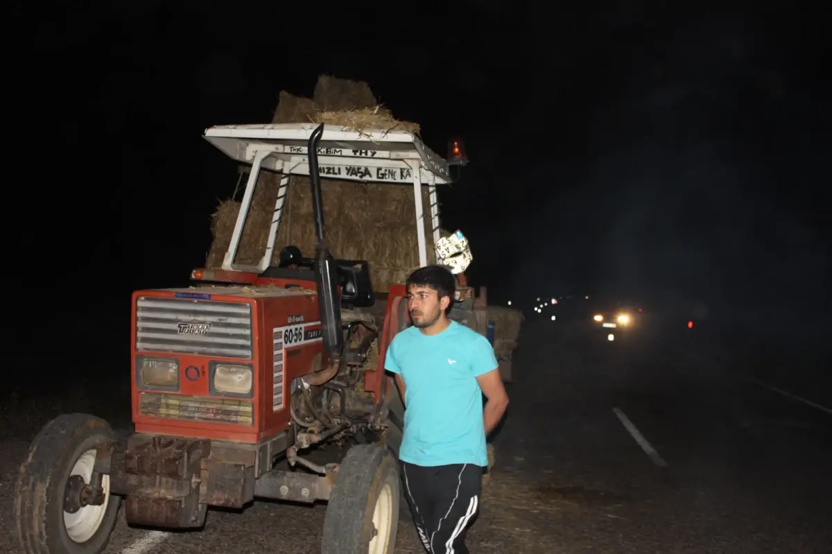 Otomobil Traktöre Çarptı: 2 Ölü 4 Yaralı