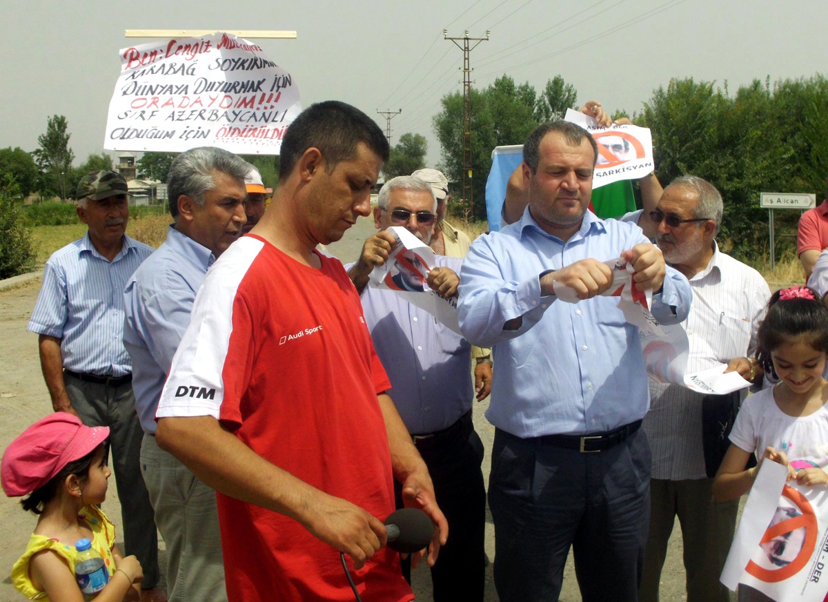 Sınırda Ermenistan Cumhurbaşkanı'nın Posterini Yaktılar
