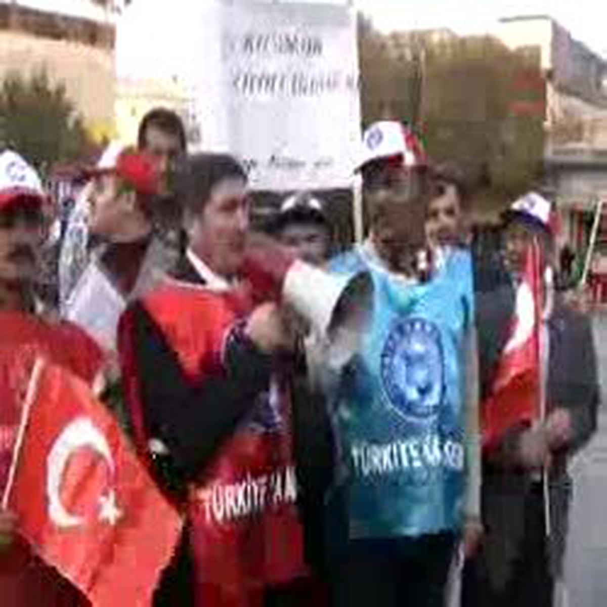 Cumhurbaşkanın Posterini Yaktılar